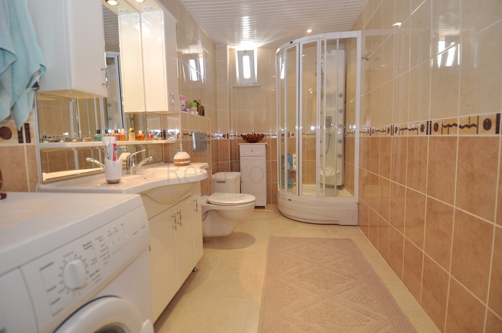 شقة غرفتين وصالة على البحر مباشرةً في الانيا 