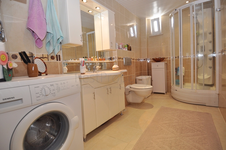 شقة غرفتين وصالة على البحر مباشرةً في الانيا 