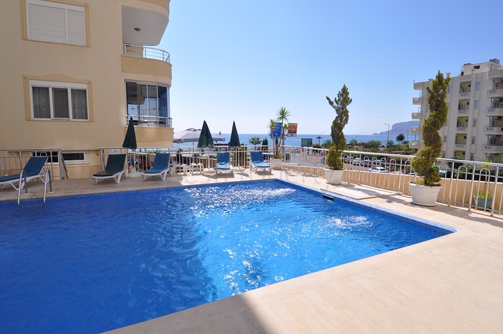 شقة غرفتين وصالة على البحر مباشرةً في الانيا 