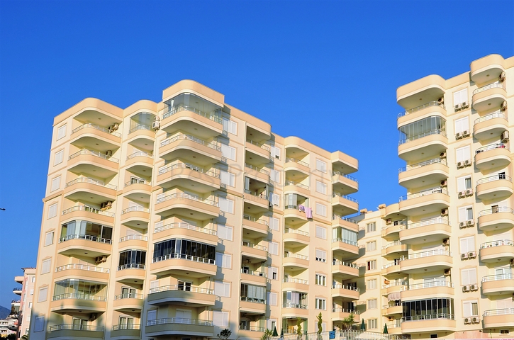 شقة غرفتين وصالة على البحر مباشرةً في الانيا 