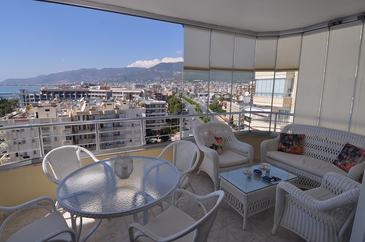 شقة غرفتين وصالة على البحر مباشرةً في الانيا 