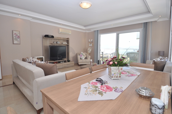 شقة غرفتين وصالة على البحر مباشرةً في الانيا 