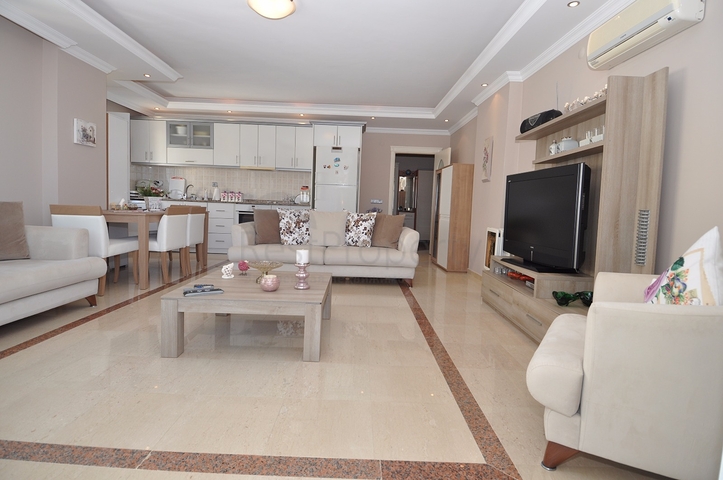 شقة غرفتين وصالة على البحر مباشرةً في الانيا 