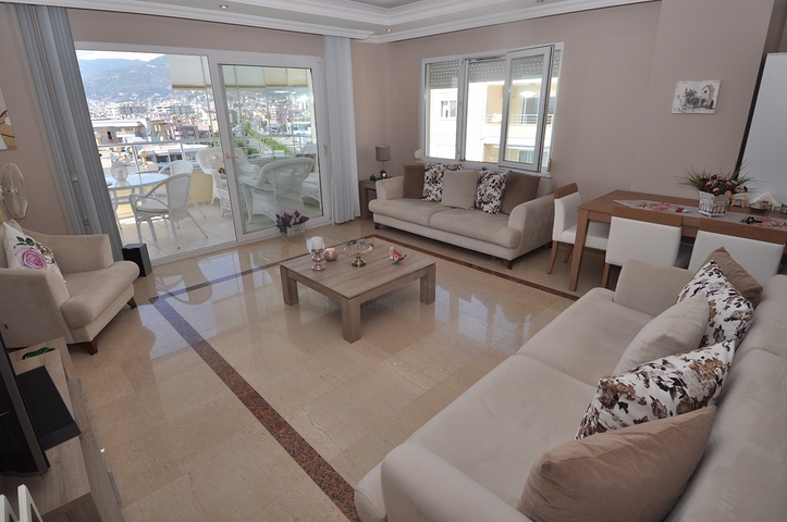 شقة غرفتين وصالة على البحر مباشرةً في الانيا 