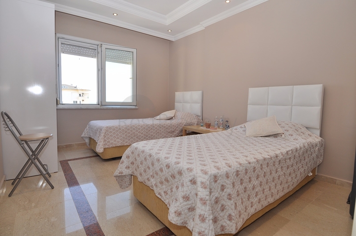 شقة غرفتين وصالة على البحر مباشرةً في الانيا 