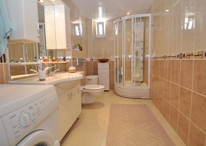 شقة غرفتين وصالة على البحر مباشرةً في الانيا 