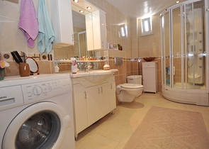 شقة غرفتين وصالة على البحر مباشرةً في الانيا 