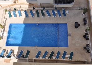 شقة غرفتين وصالة على البحر مباشرةً في الانيا 