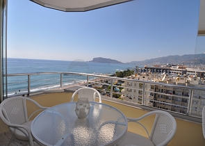 شقة غرفتين وصالة على البحر مباشرةً في الانيا 