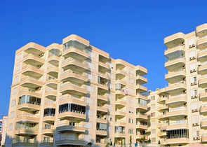 شقة غرفتين وصالة على البحر مباشرةً في الانيا 