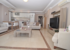 شقة غرفتين وصالة على البحر مباشرةً في الانيا 