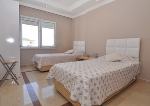 شقة غرفتين وصالة على البحر مباشرةً في الانيا 