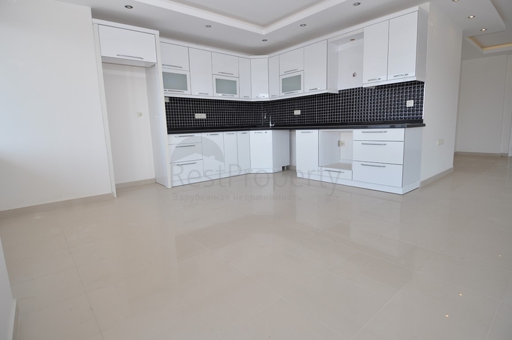 شقة واسعة بأربع غرف في كاستل/ الانيا 