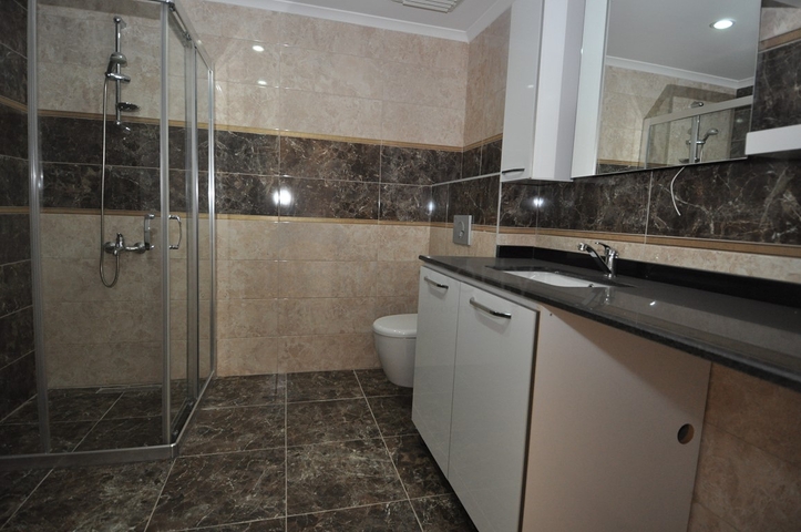 شقة واسعة بأربع غرف في كاستل/ الانيا 