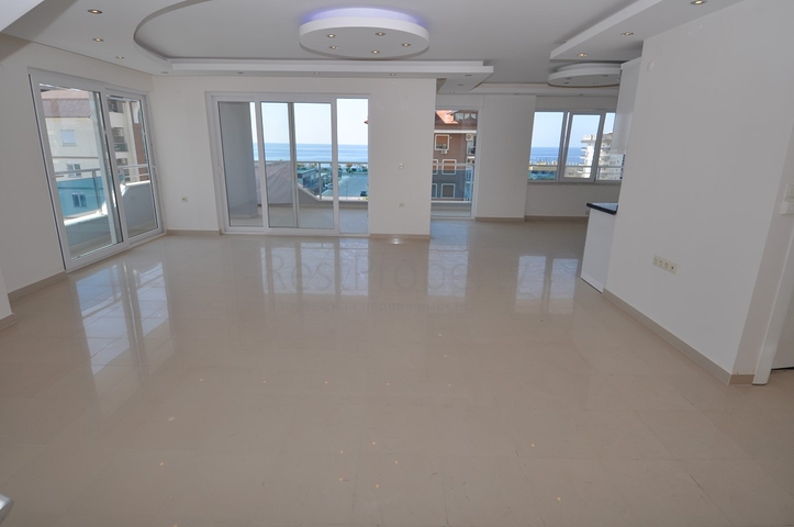 شقة واسعة بأربع غرف في كاستل/ الانيا 