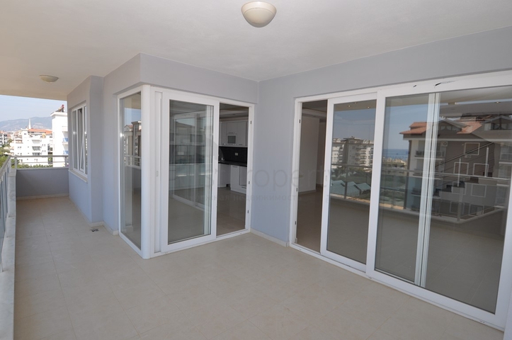 شقة واسعة بأربع غرف في كاستل/ الانيا 