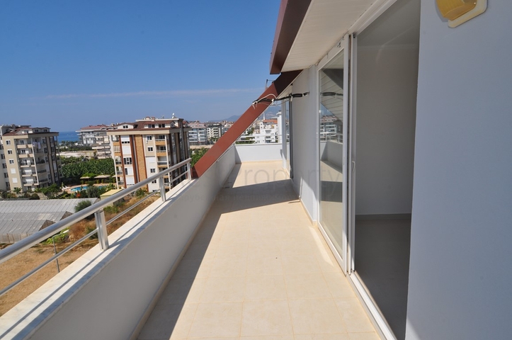 شقة واسعة بأربع غرف في كاستل/ الانيا 