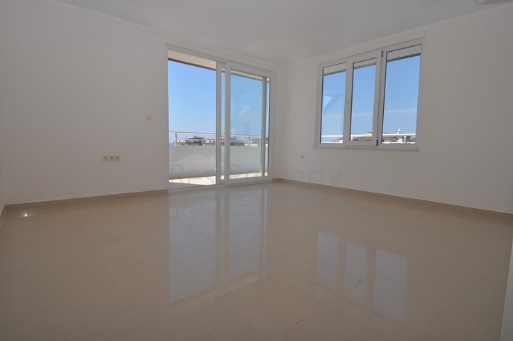 شقة واسعة بأربع غرف في كاستل/ الانيا 