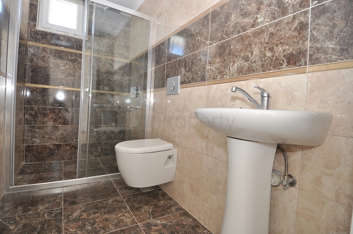 شقة واسعة بأربع غرف في كاستل/ الانيا 