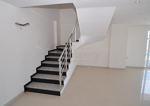 شقة واسعة بأربع غرف في كاستل/ الانيا 