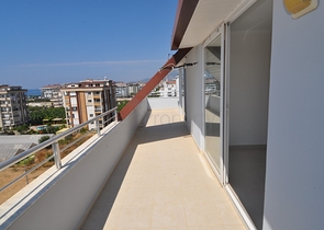 شقة واسعة بأربع غرف في كاستل/ الانيا 