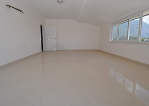 شقة واسعة بأربع غرف في كاستل/ الانيا 