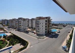 شقة واسعة بأربع غرف في كاستل/ الانيا 