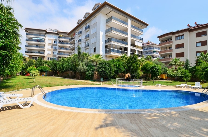 شقة واسعة بخمس غرف نوم في كاستل / الانيا 