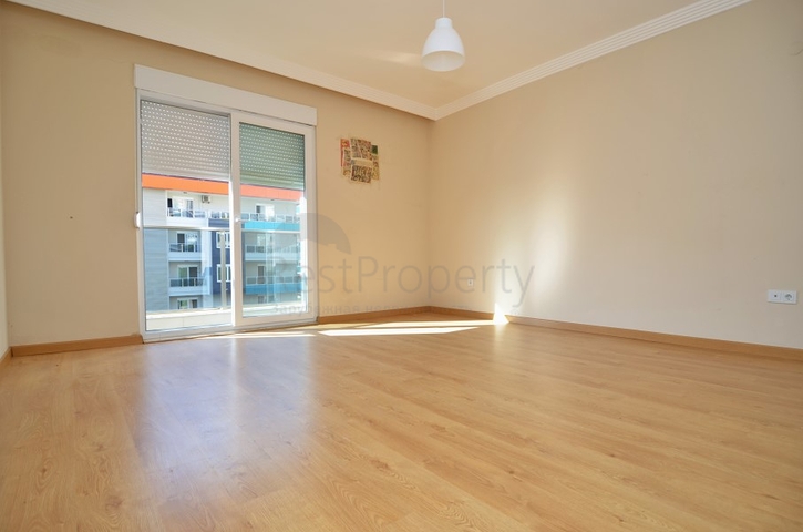 شقة واسعة بخمس غرف نوم في كاستل / الانيا 