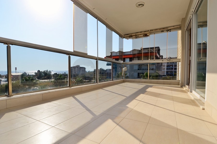 شقة واسعة بخمس غرف نوم في كاستل / الانيا 