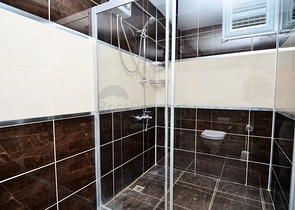 شقة واسعة بخمس غرف نوم في كاستل / الانيا 