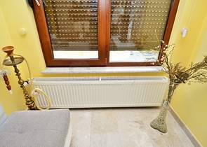 شقة بغرفتي نوم وصالة في الانيا / توسمور 