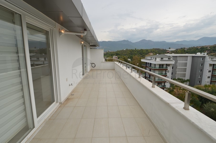 شقة بثلاث غرف نوم في كاستيل / الانيا باطلالات جبلية مميزة