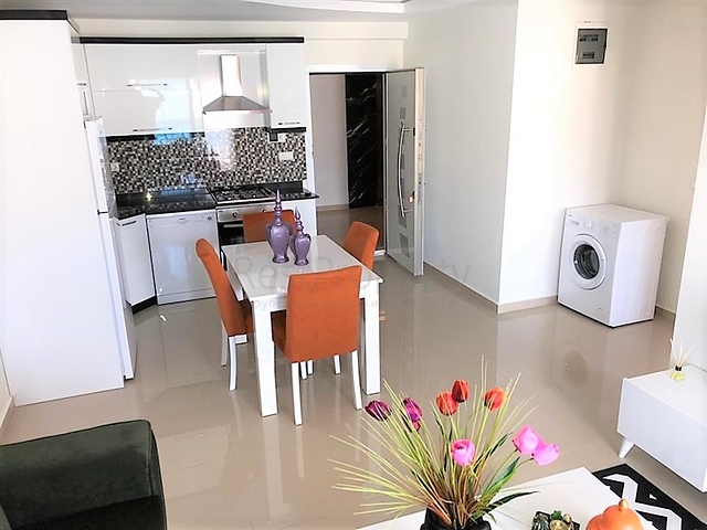 غرفة نوم وصالة مفروضة ضمن مجمع حديث في مهموتلار 