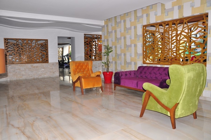 غرفة نوم وصالة مفروضة ضمن مجمع حديث في مهموتلار 