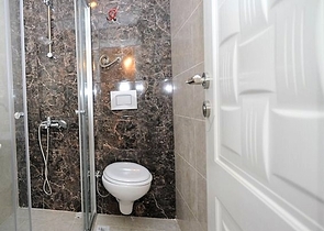 غرفة نوم وصالة مفروضة ضمن مجمع حديث في مهموتلار 