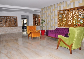 غرفة نوم وصالة مفروضة ضمن مجمع حديث في مهموتلار 