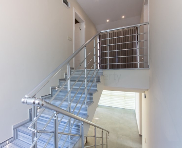 شقق ودوبلكس ضمن مجمع سكني فاخر في الانيا 