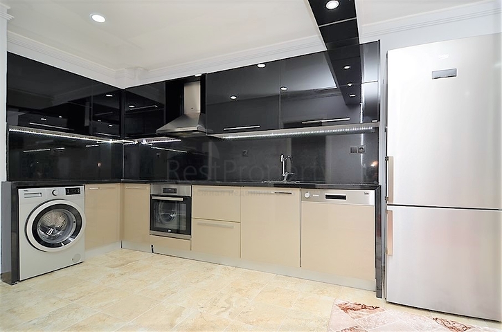 شقة ضمن مجمع سكني في الانيا _ مهموتلار  على بعد خطوات من البحر 