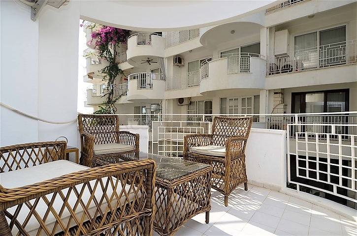 شقة ضمن مجمع سكني في الانيا _ مهموتلار  على بعد خطوات من البحر 