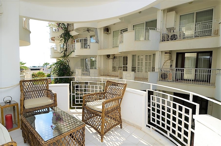 شقة ضمن مجمع سكني في الانيا _ مهموتلار  على بعد خطوات من البحر 