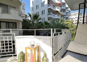 شقة ضمن مجمع سكني في الانيا _ مهموتلار  على بعد خطوات من البحر 