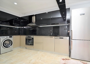 شقة ضمن مجمع سكني في الانيا _ مهموتلار  على بعد خطوات من البحر 