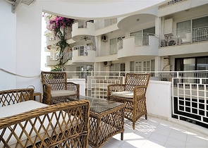 شقة ضمن مجمع سكني في الانيا _ مهموتلار  على بعد خطوات من البحر 