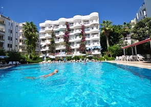 شقة ضمن مجمع سكني في الانيا _ مهموتلار  على بعد خطوات من البحر 