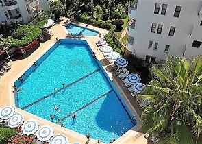 شقة ضمن مجمع سكني في الانيا _ مهموتلار  على بعد خطوات من البحر 