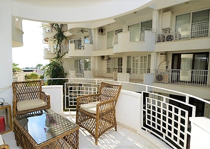 شقة ضمن مجمع سكني في الانيا _ مهموتلار  على بعد خطوات من البحر 