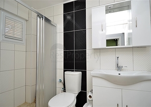 شقة ضمن مجمع سكني في الانيا _ مهموتلار  على بعد خطوات من البحر 