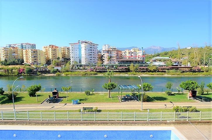 شقة ثلاث غرف نوم في ألانيا / كاستيل مطلة على النهر