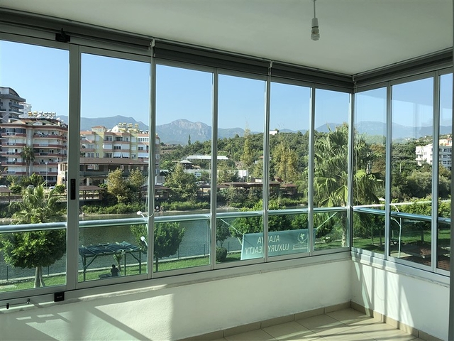 شقة ثلاث غرف نوم في ألانيا / كاستيل مطلة على النهر